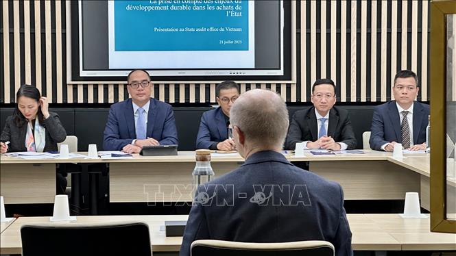 Đoàn công tác của Kiểm toán Nhà nước làm việc với đại diện Tòa Thẩm kế Pháp. Ảnh: Thu Hà - PV TTXVN tại Pháp 