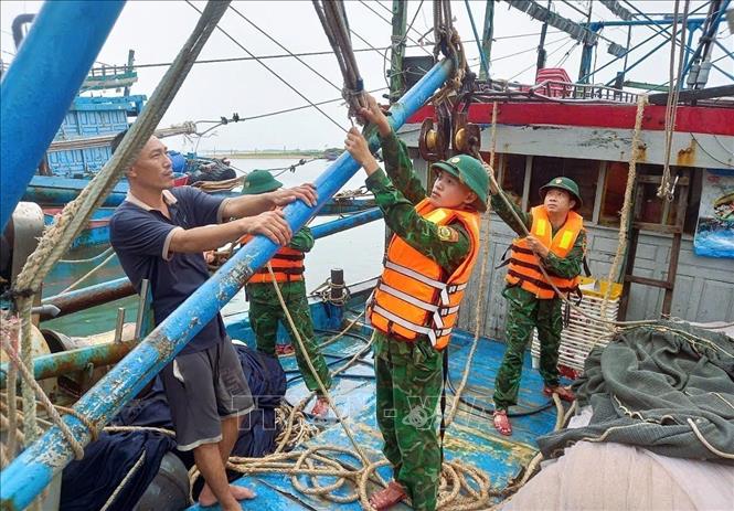 Border guards in central province of Nghe An assist local fishermen prepare for the storm. VNA/Photo by courtesy
