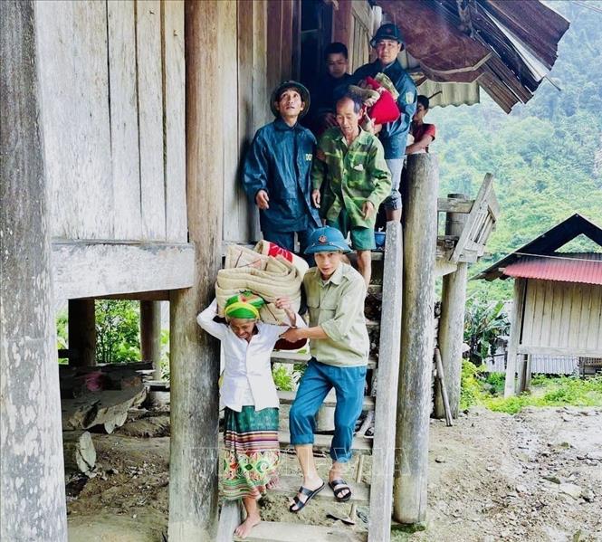 Relevant forces evacuate local people in Xoi Voi hamlet, Nhon Mai commune of the central province of Nghe An to safe shelters. VNA Photo: Hữu Quyết