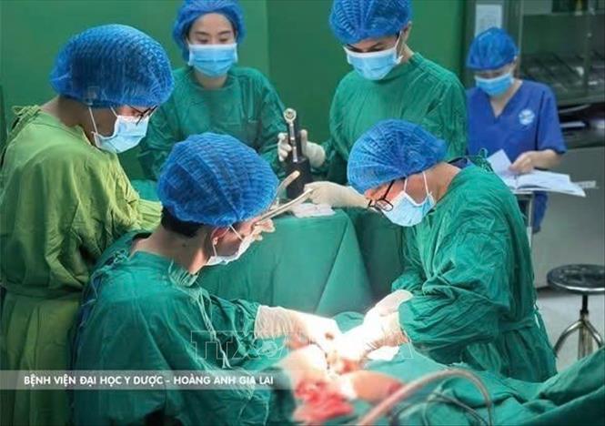 Đội ngũ y, Bác sĩ thực hiện ca phẫu thuật phức tạp nối - tái tạo bàn tay bị dập nát cho nữ sinh 15 tuổi trong vụ tai nạn lật xe đưa đón học sinh tại huyện Chư Prông (cũ). Ảnh: TTXVN phát