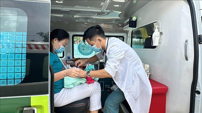 Y, Bác sĩ Bệnh viện Đại học Y dược Hoàng Anh Gia Lai tiếp nhận và cứu sống một trẻ sơ sinh sinh non nguy kịch từ tỉnh Attapeu (CHDCND Lào) chuyển sang qua cửa khẩu Bờ Y. Ảnh: TTXVN phát