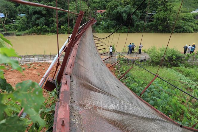 Hiện trường cầu treo Pa Thơm bị lật. Ảnh: Xuân Tư - TTXVN