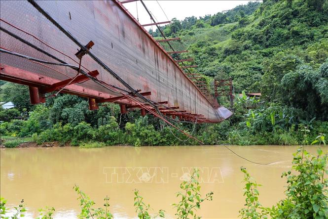Cầu treo Pa Thơm bị đứt một bên dây văng, lật nghiêng 90 độ. Ảnh: Xuân Tư - TTXVN