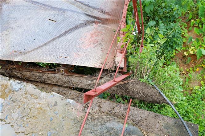 Cầu bị đứt một bên dây cáp. Ảnh: Xuân Tư - TTXVN