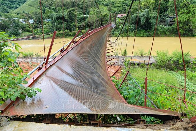 Cầu treo Pa Thơm bị đứt một bên dây văng, lật nghiêng 90 độ. Ảnh: Xuân Tư - TTXVN