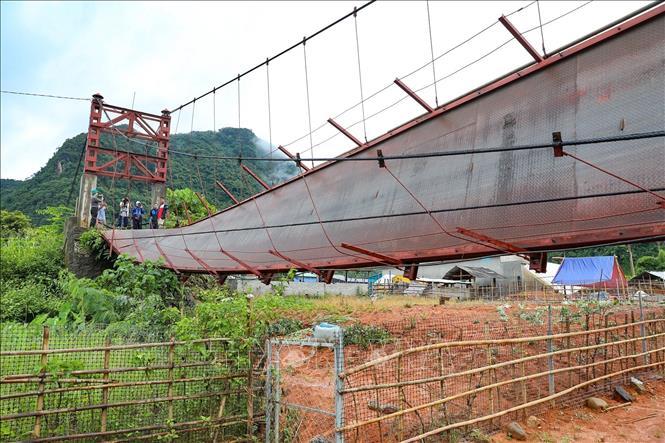 Cầu treo Pa Thơm bị lật nghiêng. Ảnh: Xuân Tư - TTXVN