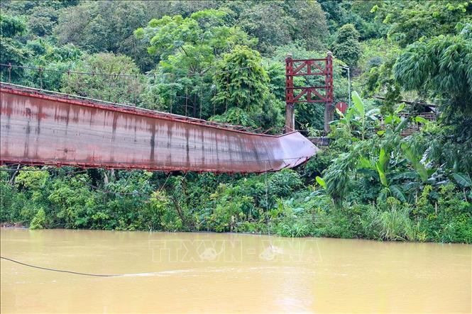 Cầu treo Pa Thơm bị đứt một bên dây văng, lật nghiêng 90 độ. Ảnh: Xuân Tư - TTXVN