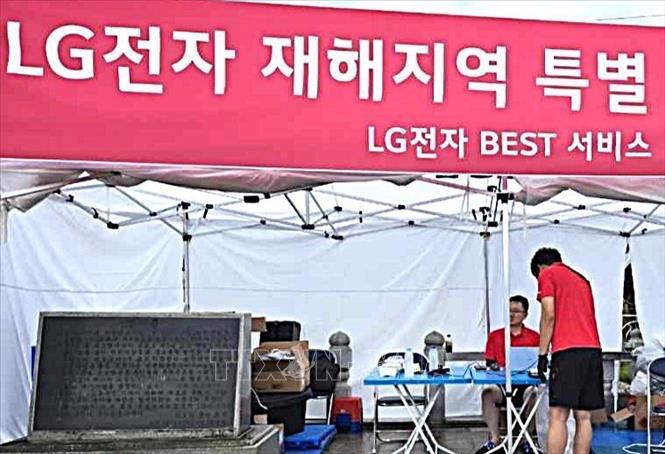 LG lập Cơ sở dịch vụ khắc phục hậu quả lũ lụt tại xã Hapo 1, huyện Yesan, tỉnh Nam Chungcheong (Hàn Quốc). Ảnh: Khánh Vân - TTXVN tại Hàn Quốc
