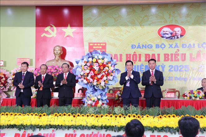 Lãnh đạo thành phố Đà Nẵng tặng hoa chúc mừng Đại hội đại biểu xã Đại Lộc lần thứ nhất, nhiệm kỳ 2025-2030. Ảnh: Khoa Chương - TTXVN