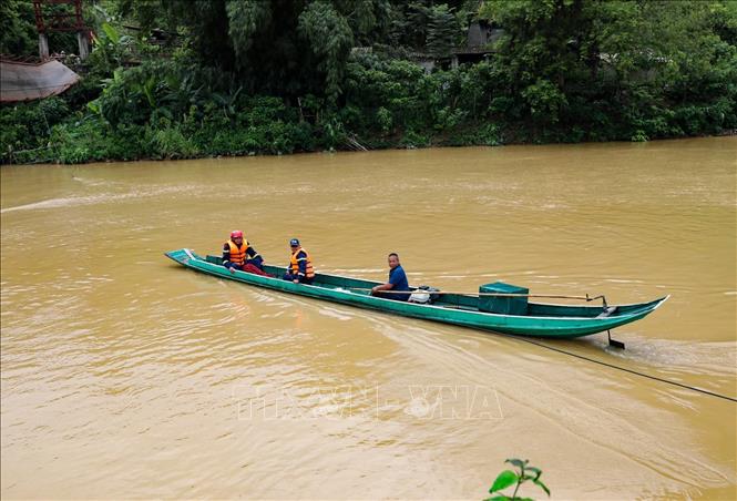 Lực lượng Phòng Cảnh sát PCCC & CNCH, Công an tỉnh Điện Biên, tìm kiếm chiếc xe ô tô bị rơi xuống sông. Ảnh: Xuân Tư - TTXVN