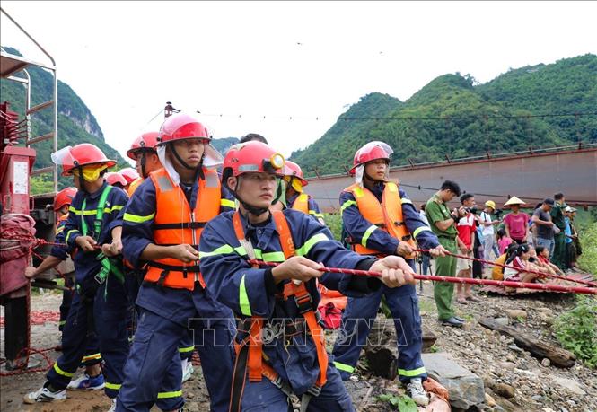 Lực lượng Phòng Cảnh sát PCCC & CNCH, Công an tỉnh Điện Biên, tìm kiếm chiếc xe ô tô bị rơi xuống sông. Ảnh: Xuân Tư - TTXVN