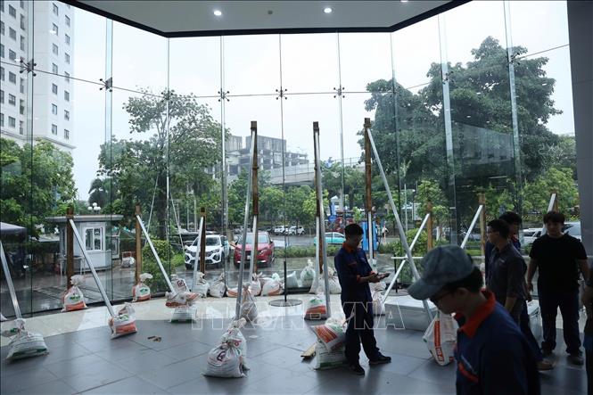 Một Showroom ô tô trên đường Phạm Văn Đồng chằng chống các cửa kính. Ảnh: Vũ Quang - TTXVN