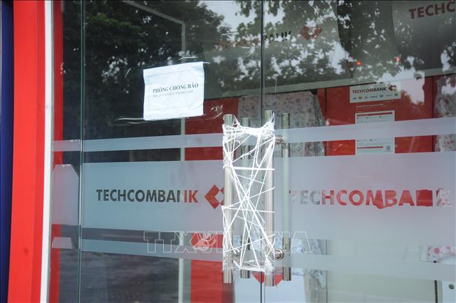 Các cây ATM cũng được chằng chống chặt chẽ trước khi bão đổ bộ. Ảnh: Vũ Quang - TTXVN