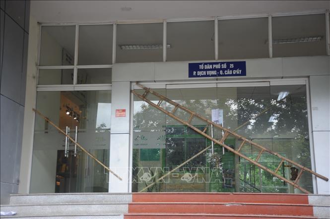 Người dân phố Thành Thái huy động mọi dụng cụ để chằng chống sảnh chính của chung cư. Ảnh: Vũ Quang - TTXVN
