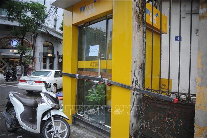 Các cây ATM cũng được chằng chống chặt chẽ trước khi bão đổ bộ. Ảnh: Vũ Quang - TTXVN