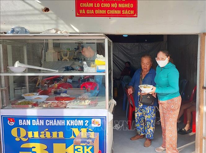 Khách đến ăn tự phục vụ, mang thức ăn ra bàn. Ảnh: Tuấn Kiệt – TTXVN.