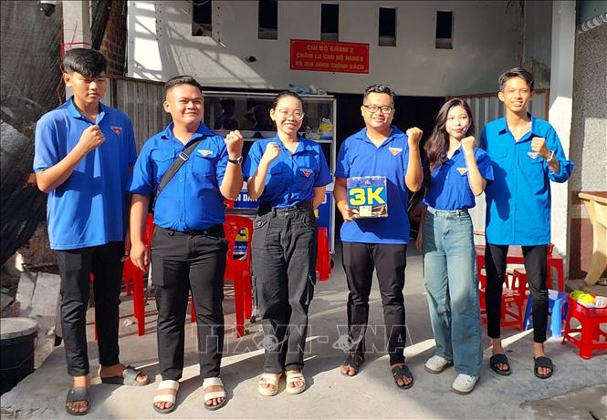 Các đoàn viên Chi đoàn khóm 2, phường Giá Rai, thể hiện quyết tâm duy trì, phục vụ chu đáo bà con đến ăn sáng tại quán mì 3K. Ảnh: Tuấn Kiệt – TTXVN.