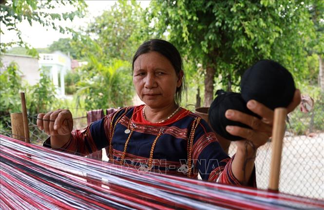 Các sợi chỉ đỏ, trắng, đen tạo nên hoa văn đặc sắc và ý nghĩa riêng của mỗi tấm thổ cẩm. Ảnh: Xuân Triệu – TTXVN
