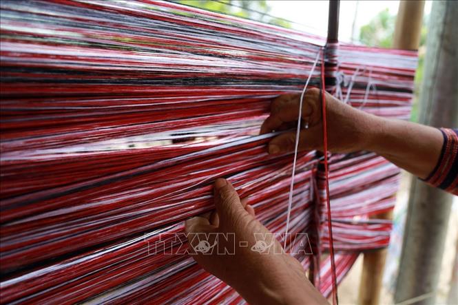 Các sợi chỉ đỏ, trắng, đen tạo nên hoa văn đặc sắc và ý nghĩa riêng của mỗi tấm thổ cẩm. Ảnh: Xuân Triệu – TTXVN