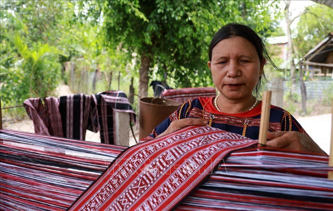 Hoa văn đặc sắc trên một tấm khăn dệt bằng thổ cẩm ở làng nghề Xí Thoại. Ảnh: Xuân Triệu – TTXVN