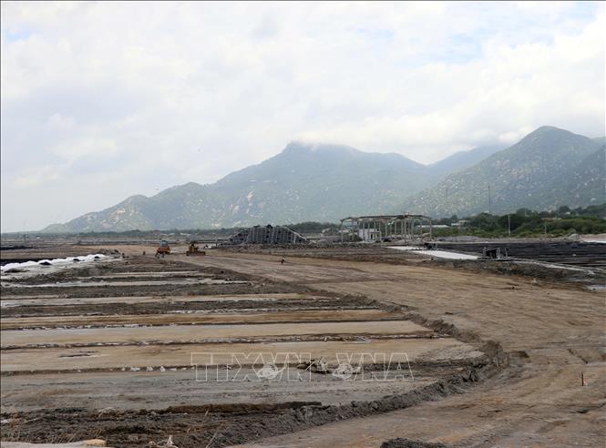 Giải quyết mặt bằng khu vực được chọn xây dựng Trung tâm điện khí LNG Cà Nà (xã Cà Ná, tỉnh Khánh Hòa). Ảnh: Công Thử - TTXVN