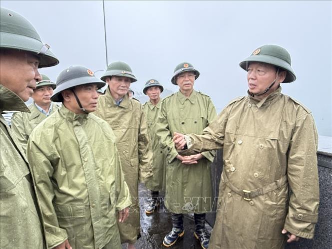 Phó Thủ tướng đặc biệt nhấn mạnh Thanh Hoá phải bảo vệ an toàn hệ thống đê điều, hồ đập, nhất là tại các trọng điểm đê, kè, cống xung yếu đã được xác định. Ảnh: Việt Hoàng - TTXVN