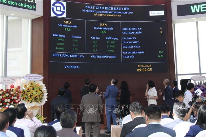 Gần 540 triệu cổ phiếu VAB của Ngân hàng TMCP Việt Á (VietABank) chính thức được niêm yết giao dịch trên HOSE từ ngày 22/7/2025. Ảnh: Hứa Chung-TTXVN