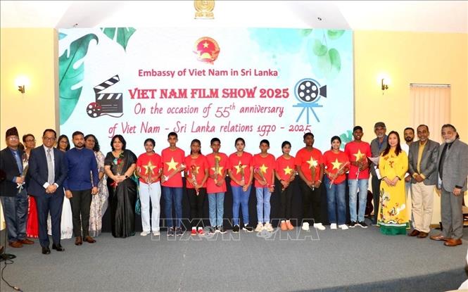 Lãnh đạo Sri Lanka và Đại sứ Trịnh Thị Tâm chúc mừng tiết mục văn nghệ của các em học sinh từ Kandy. Ảnh: TTXVN phát
