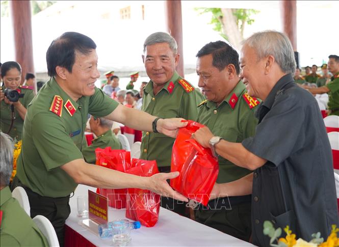 Bộ trưởng Bộ Công an Lương Tam Quang tặng quà các đồng chí nguyên lãnh đạo, cán bộ Ban An ninh Trung ương Cục miền Nam qua các thời kỳ. Ảnh: Minh Phú - TTXVN