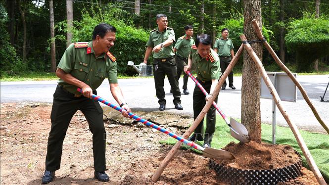 Bộ trưởng Bộ Công an Lương Tam Quang trồng cây lưu niệm tại Khu di tích lịch sử Ban An ninh Trung ương Cục miền Nam. Ảnh: Minh Phú - TTXVN