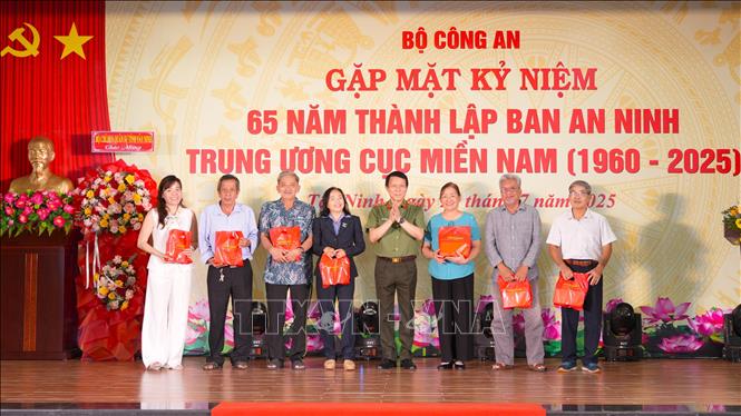 Bộ trưởng Bộ Công an Lương Tam Quang tặng quà các đồng chí nguyên lãnh đạo, cán bộ Ban An ninh Trung ương Cục miền Nam qua các thời kỳ. Ảnh: Minh Phú - TTXVN