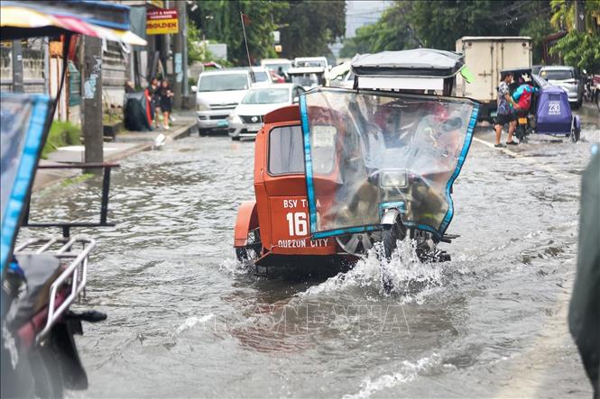 Cảnh ngập lụt sau những trận mưa lớn do ảnh hưởng của bão Wipha tại Quezon, Philippines. Ảnh: THX/TTXVN