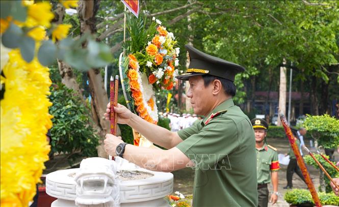 Bộ trưởng Bộ Công an  Lương Tam Quang dâng hương tại Khu di tích lịch sử Ban An ninh Trung ương Cục miền Nam. Ảnh: Minh Phú – TTXVN