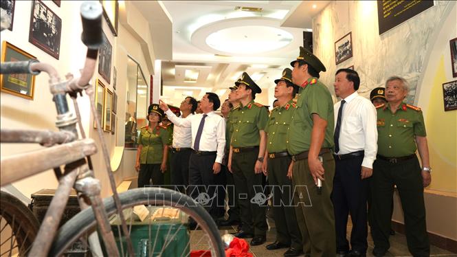 Các đại biểu tham quan Bảo tàng Công an nhân dân thuộc Khu di tích lịch sử Ban An ninh Trung ương Cục miền Nam. Ảnh: Minh Phú – TTXVN
