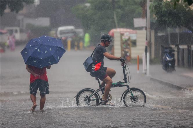 Cảnh ngập lụt sau những trận mưa lớn do ảnh hưởng của bão Wipha tại Quezon, Philippines. Ảnh: THX/TTXVN