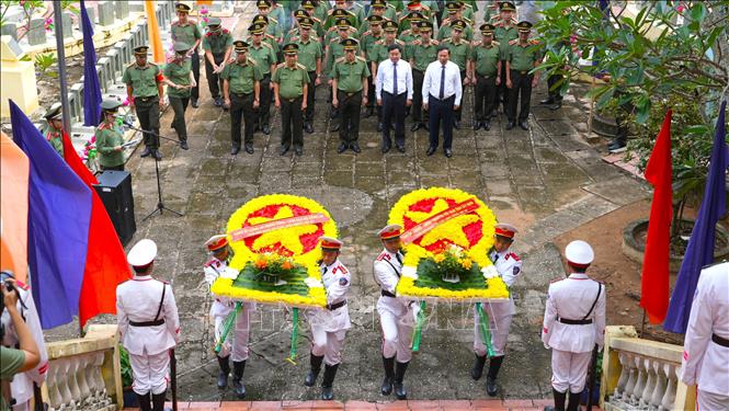 Bộ trưởng Bộ Công an Lương Tam Quang dâng hoa tri ân các Anh hùng liệt sĩ tại Nghĩa trang Ban An ninh Trung ương Cục miền Nam. Ảnh: Minh Phú – TTXVN