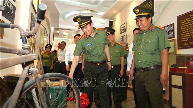 Bộ trưởng Bộ Công an Lương Tam Quang tham quan các hiện vật được lưu giữ tại  Bảo tàng Công an nhân dân, thuộc Khu di tích lịch sử Ban An ninh Trung ương Cục miền Nam. Ảnh: Minh Phú – TTXVN