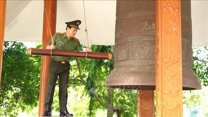 Bộ trưởng Bộ Công an Lương Tam Quang thỉnh chuông tại Nghĩa trang Liệt sĩ Đồi 82 – Tân Biên. Ảnh: Minh Phú - TTXVN