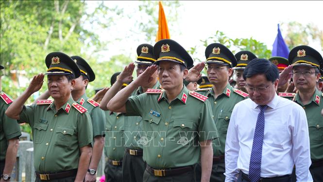 Bộ trưởng Bộ Công an Lương Tam Quang và các đại biểu tưởng niệm  các Anh hùng liệt sĩ tại Nghĩa trang Ban An ninh Trung ương Cục miền Nam - nơi yên nghỉ của gần 600 liệt sỹ Công an Nhân dân. Ảnh: Minh Phú - TTXVN
