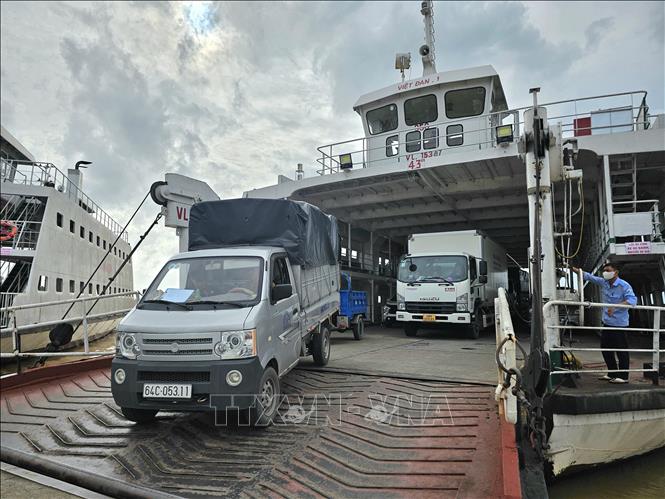 Lưu lượng qua phà Đình Khao vượt sông Cổ Chiên tăng trên 10%. Ảnh: Chương Đài - TTXVN