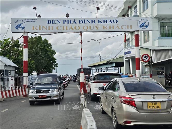 Lưu lượng qua phà Đình Khao vượt sông Cổ Chiên tăng hơn 10%. Ảnh: Chương Đài - TTXVN
