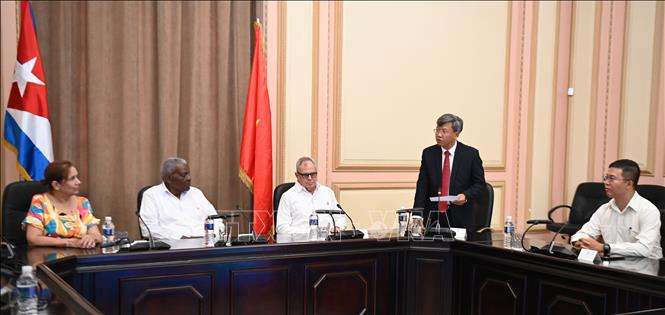 Vietnamese Ambassador to Cuba Le Quang Long speaks at the ceremony. VNA Photo: Việt Hùng