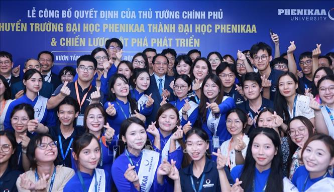Thủ tướng Phạm Minh Chính với sinh viên Đại học Phenikaa. Ảnh: Dương Giang-TTXVN
