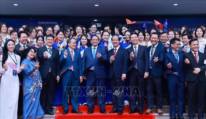 Thủ tướng Phạm Minh Chính với lãnh đạo và sinh viên Đại học Phenikaa. Ảnh: Dương Giang-TTXVN
