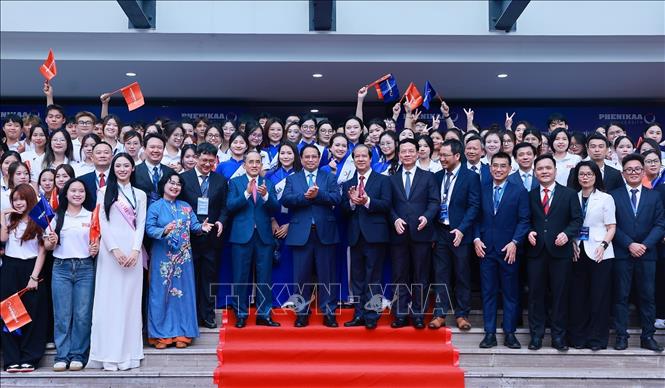 Thủ tướng Phạm Minh Chính lãnh đạo và sinh viên Đại học Phenikaa. Ảnh: Dương Giang-TTXVN

