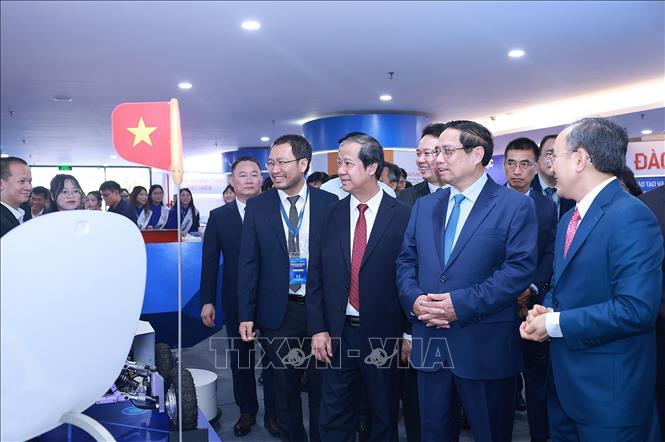 Thủ tướng Phạm Minh Chính tham quan trưng bày thành tựu của Đại học Phenikaa. Ảnh: Dương Giang-TTXVN
