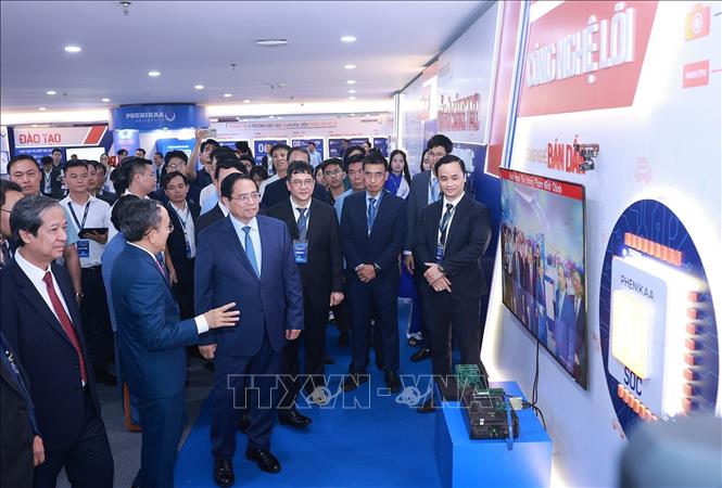 Thủ tướng Phạm Minh Chính tham quan trưng bày thành tựu của Đại học Phenikaa. Ảnh: Dương Giang-TTXVN
