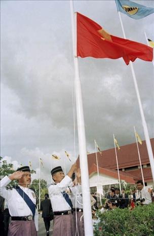 Nghi thức thượng cờ tại Lễ kết nạp Việt Nam là thành viên chính thức thứ 7 của Hiệp hội các Quốc gia Đông Nam Á (ASEAN), chiều 28/7/1995, tại Thủ đô Bandar Seri Begawan (Brunei). Ảnh: Trần Sơn – TTXVN