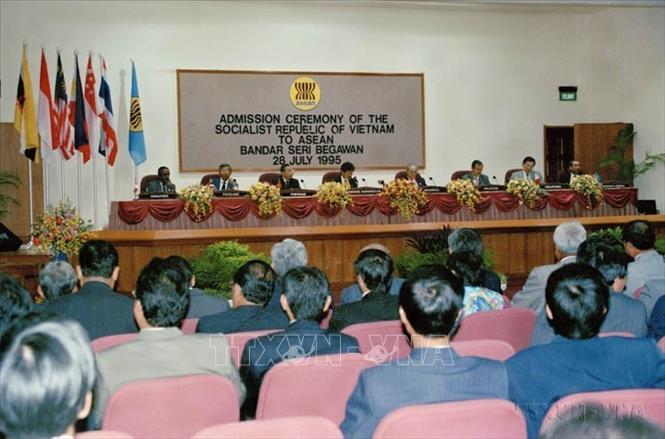 Hội nghị thường niên Bộ trưởng Ngoại giao các nướ ASEAN lần thứ 28, diễn ra tại Thủ đô Bandar Seri Begawan. Tại Hội nghị, Việt Nam được kết nạp, trở thành thành viên chính thức thứ 7 của ASEAN (Brunie, 1995). Ảnh: Trần Sơn - TTXVN