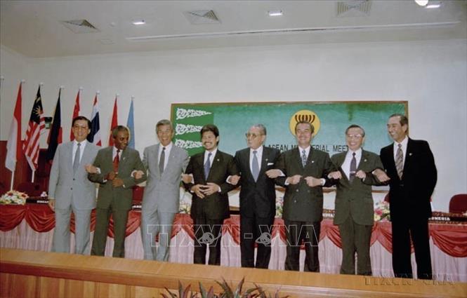 Các Bộ trưởng Ngoại giao ASEAN và Tổng Thư ký ASEAN Dato Ajit Singh chào mừng Việt Nam trở thành thành viên chính thức thứ 7 của ASEAN (Brunei, 28/7/1995). Ảnh: Trần Sơn – TTXVN